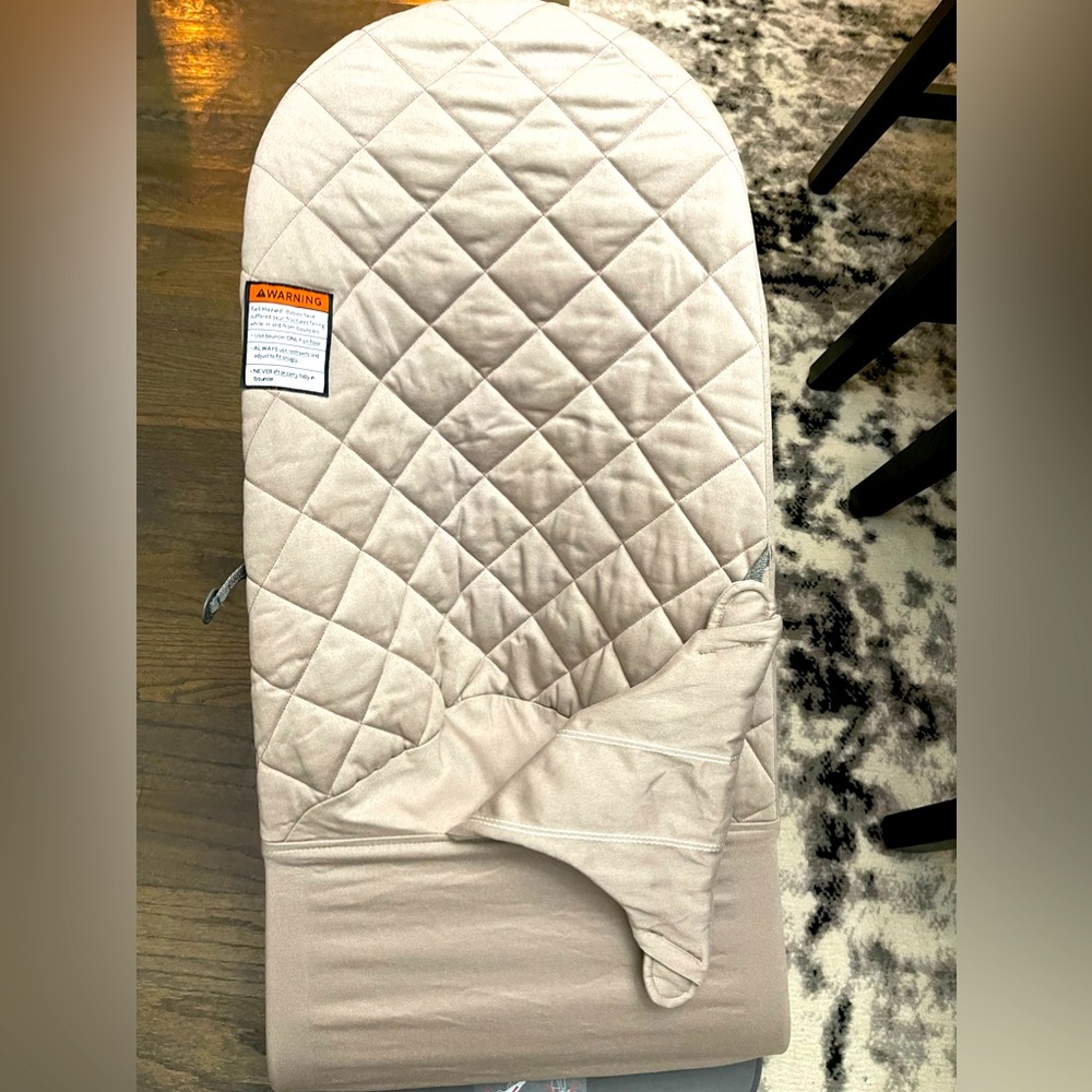 Baby Bjorn bouncer bliss in Sand Gray